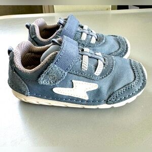 Stride Rite baby-boys Navy Sm Zips Runner in Size 5.5 Wide